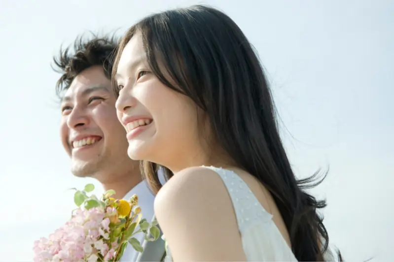 笑顔の新婚夫婦